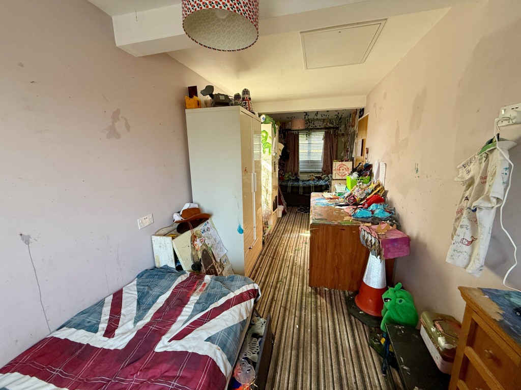 Lot: 23 - FIVE-BEDROOM HOUSE FOR IMPROVEMENT - Bedroom three